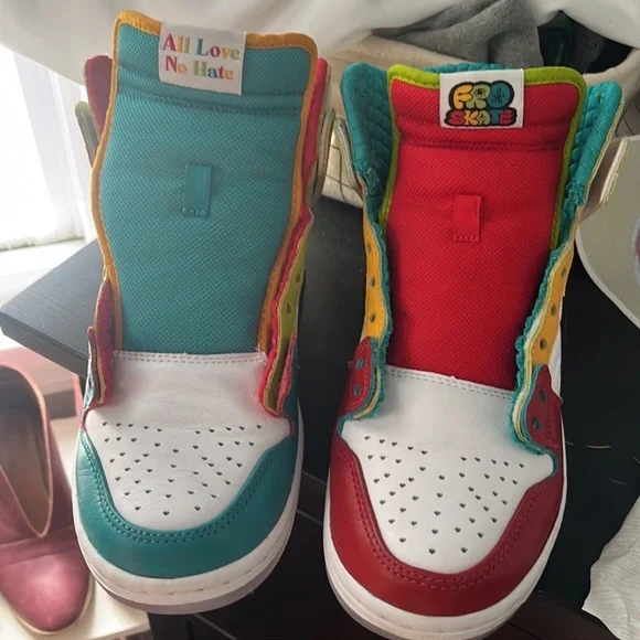 - Nike SB Dunk High “All Love”